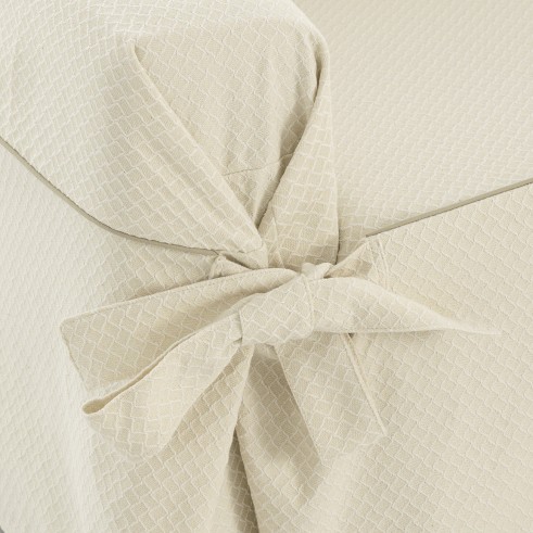 Capa de sofá Francesca com laços | Design geométrico | Ajuste decorativo | Textura suave | Lavável