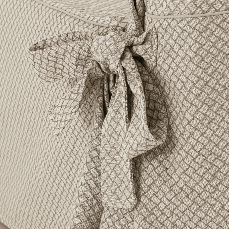 Capa de poltrona Francesca com laços | Geometria decorativa | Proteção completa | Toque suave | Lavável na máquina Capa de poltrona Francesca com laços | Geometria decorativa | Proteção completa | Toque suave | Lavável na máquina