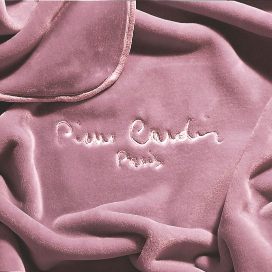 Manta Velvet para sofá y cama marca Pierre Cardin