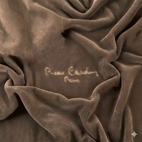 Manta Velvet para sofá y cama marca Pierre Cardin