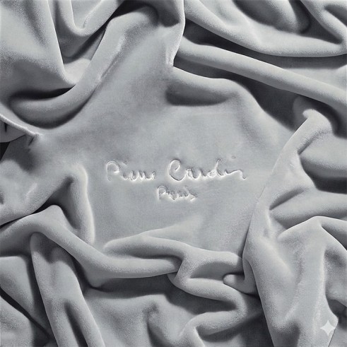 Manta Velvet para sofá y cama marca Pierre Cardin