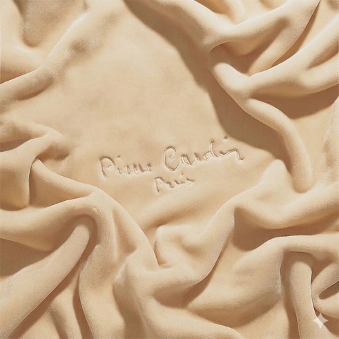 Manta Velvet para sofá y cama marca Pierre Cardin