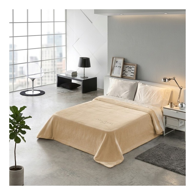 Manta Velvet para sofá y cama marca Pierre Cardin