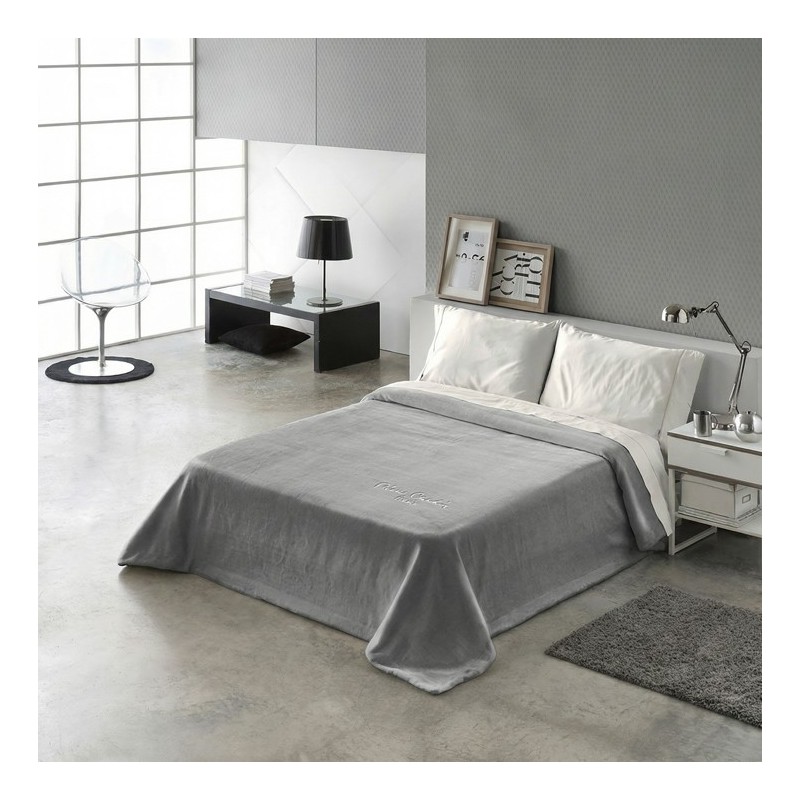 Manta Velvet para sofá y cama marca Pierre Cardin