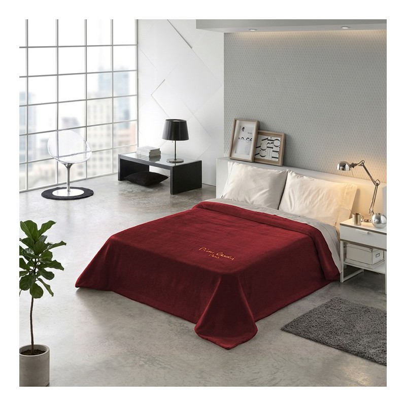 Manta Velvet para sofá y cama marca Pierre Cardin