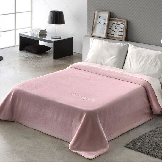 Manta Velvet para sofá y cama marca Pierre Cardin