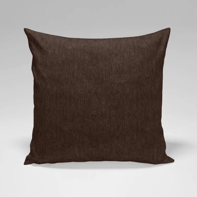 Capa castanha que acrescenta profundidade à decoração. Ideal para sofás em tons terra ou ambientes quentes.