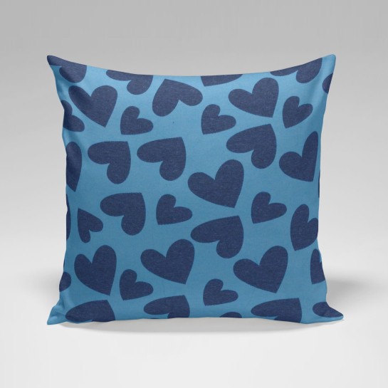 Capa azul com detalhe decorativo Cuore. Ideal para quartos ou ambientes tranquilos e românticos.